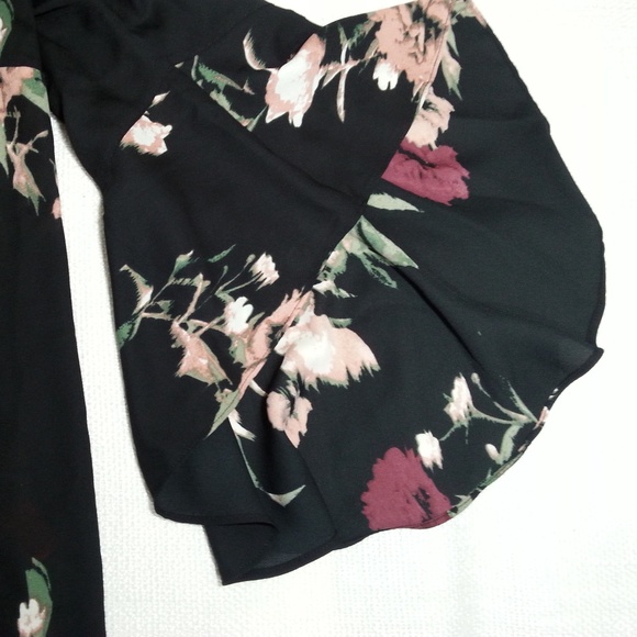VINCE CAMUTO Windswept Bouquet Bell Sleeve Blouse - Picture 3 of 6